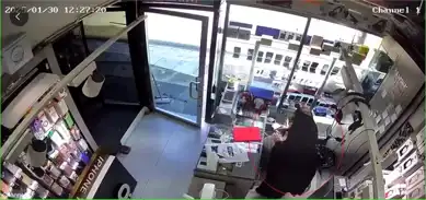 Çarşaflı Kadın Telefon Mağazasından 2 Bin TL Çaldı