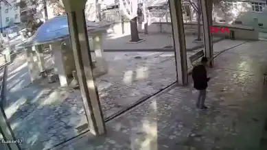 Camide Torpil Panik Yaratıp Kaçtı!