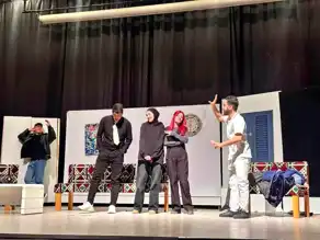 Elazığ'da '2+2=5' Gösterisi Tam Salon