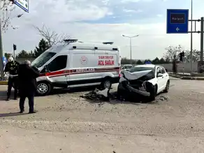 Elazığ'da Ambulans-Otomobil Kazası: 2 Yaralı