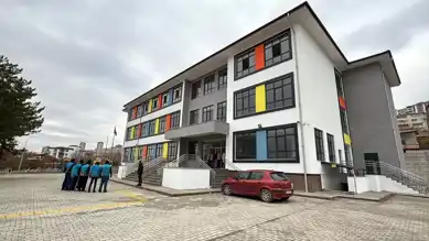 Depremzede Okullar Hükümlüler Tarafından Temizleniyor