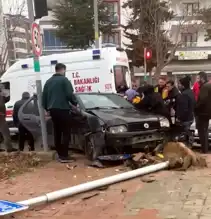 Şehir İçi Kazası: Sürücü Yol Tabelasına Çarptı