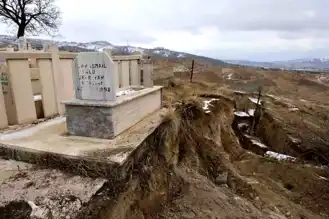 Elazığ Mezarlığında Heyelan: Cenazeler Taşınıyor