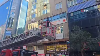Şehirde Buzlu Çatılar Temizleniyor