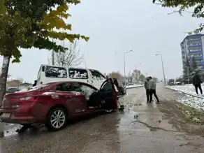 Şehir Merkezinde Trafik Kazası: 3 Yaralı