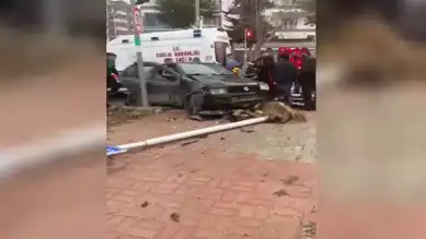 Elazığ'da Trafik Kazası: Otomobil Tabelaya Çarptı