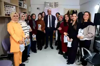 Elazığ'da Kadın Kursiyerlere Cilt Bakım Seti