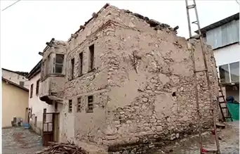 Ağın'da Tehlikeli Metruk Ev Yıkıldı