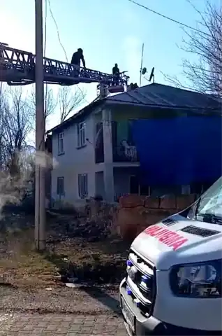 Karakoçan'da Baca Yangını: İtfaiye Eri Yaralandı