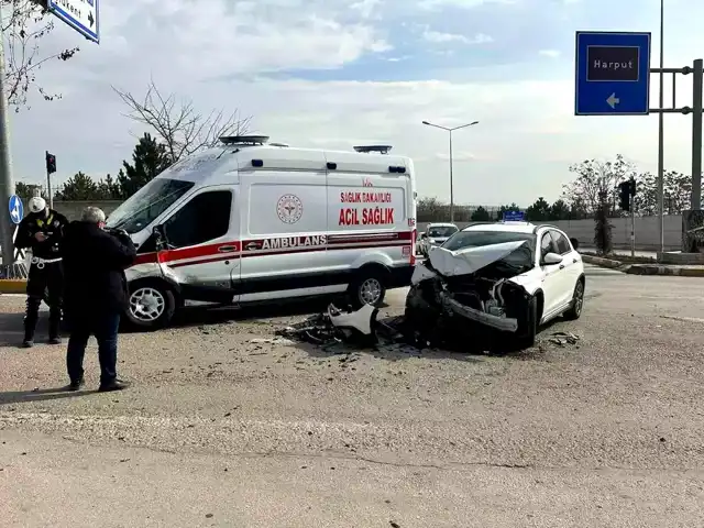 Elazığ'da Ambulans-Otomobil Kazası: 2 Yaralı