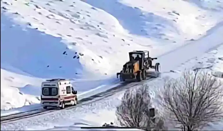 Elazığ'da Karlı Yolda Hasta Vatandaşa Ulaşma Operasyonu