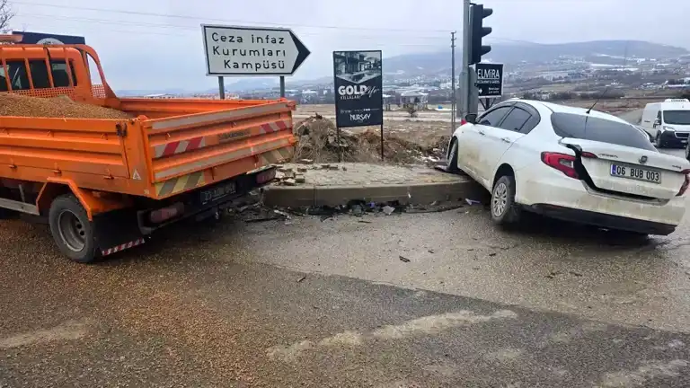 Elazığ'da 5 Yaralı: Kamyonet-Otomobil Kazası