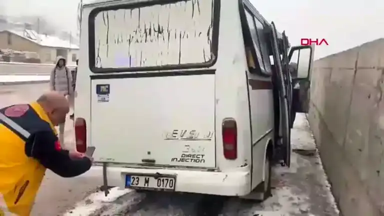 Elazığ'da Karlı Havada Minibüs Kazası: 6 Yaralı