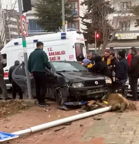 Şehir İçi Kazası: Sürücü Yol Tabelasına Çarptı