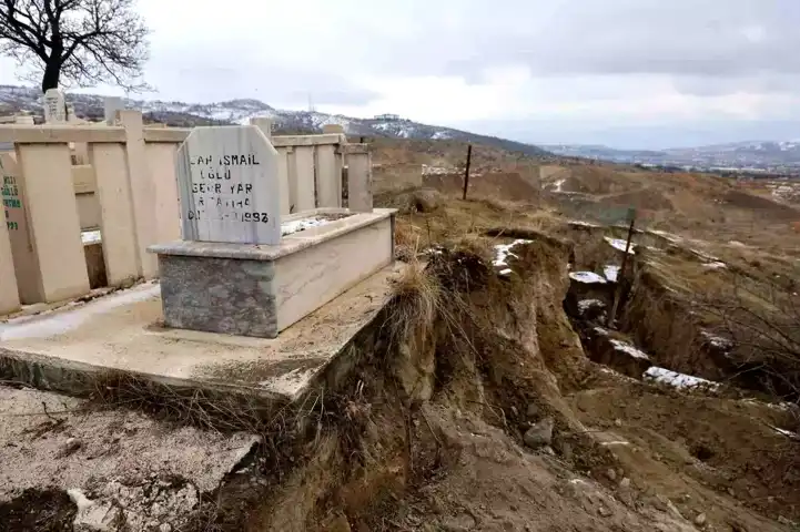 Elazığ Mezarlığında Heyelan: Cenazeler Taşınıyor