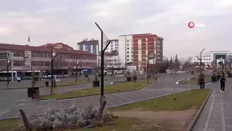 Elazığ'da Don Olayı: Süs Havuzları Buz Tuttu