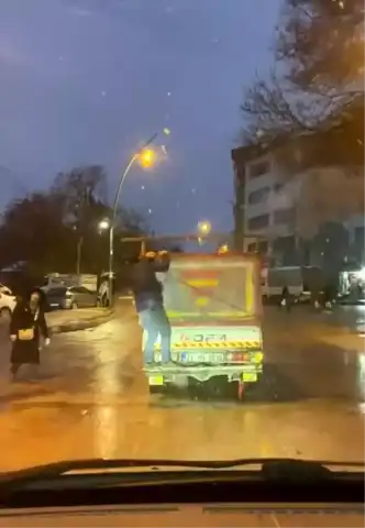 Tehlikeli Kamyonet Yolculuğu: Elazığ'da Hayati Risk