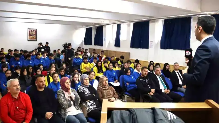 Eski Öğretmenin Spor ve Sanat Vurgulu Okul Ziyareti