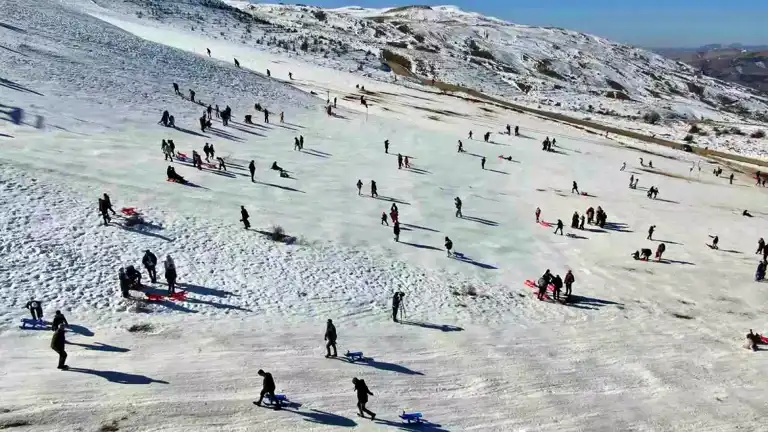 Hazarbaba'da Çocuklar Kayak Keyfi Yaşadı