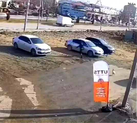 Elazığ'da Horoz Görevliyi Kovaladı!