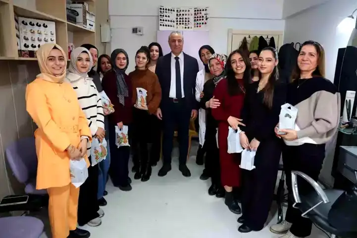 Elazığ'da Kadın Kursiyerlere Cilt Bakım Seti