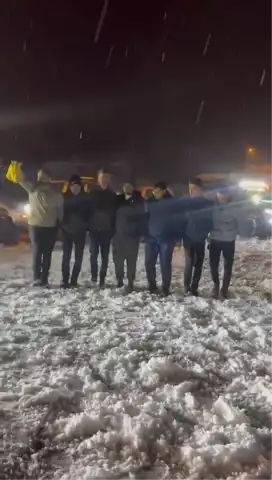 İlk Kar Yağışı Şenliği: Halaylar Başladı!