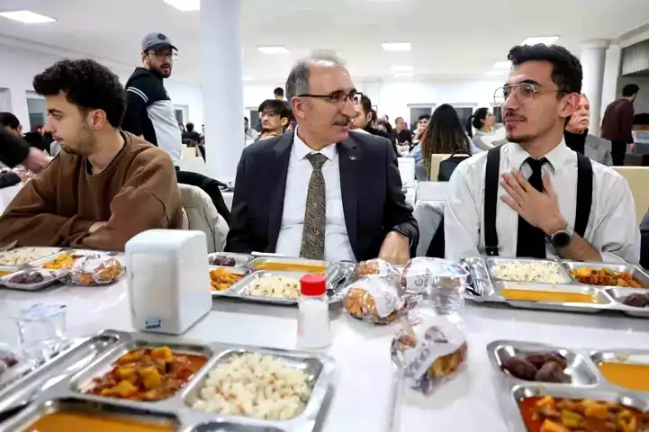 Rektör Göktaş, Öğrencilerle Ortak İftar Yaptı