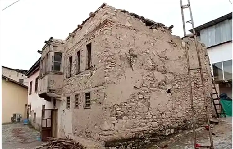 Ağın'da Tehlikeli Metruk Ev Yıkıldı